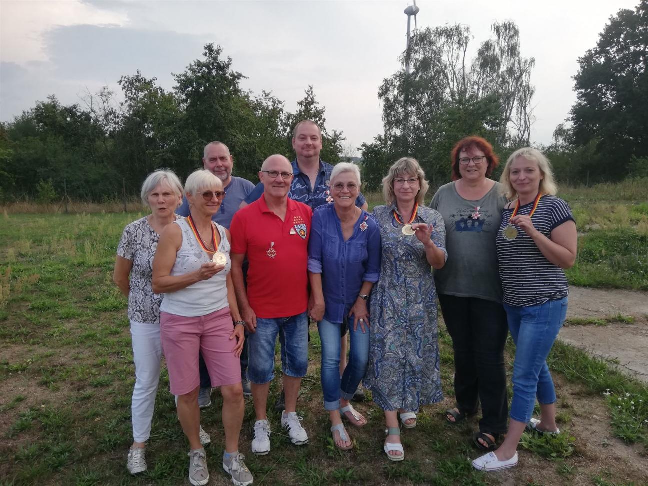 Der Hofstaat der Teufel 2022 - König Ulrich Ruhe in der Mitte daneben rechts die Königin Marina Kunze - 1. und 2. Dame wurden Iris Sademach und Annett Schädel - Ritter wurden Bernd Miethe und Andreas Rapraeger